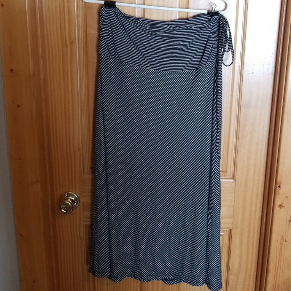 Mid length striped stretchy skirt